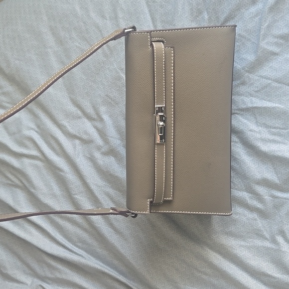 Tan Structured Leather Shoulder Bag with Metal Clasp - Picture 4 of 6